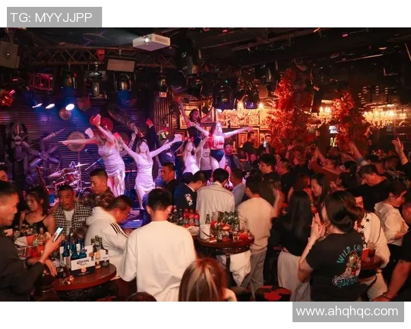 在酒吧偶遇足球明星的奇妙夜晚与难忘瞬间